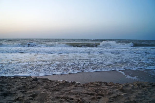 Deniz manzarası bir yaz günü köpükle dalgalar üzerinde