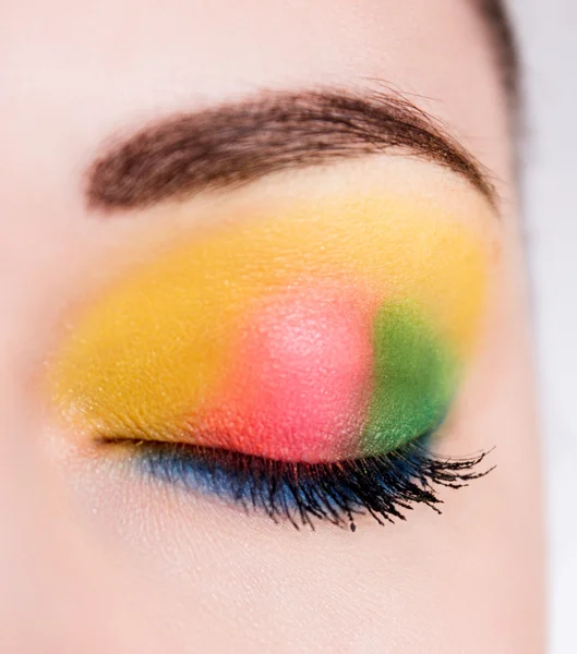 Slutna ögon av en vacker vår-sommar makeup — Stockfoto