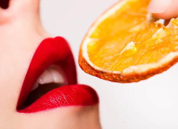 Rode lippen raken de oranje — Stockfoto