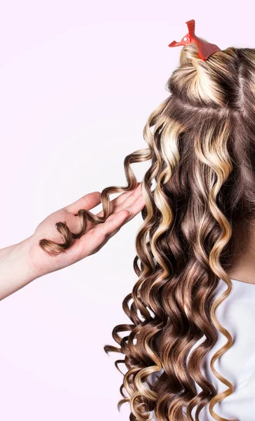 Kolunda kıvırcık sarışın saç teli