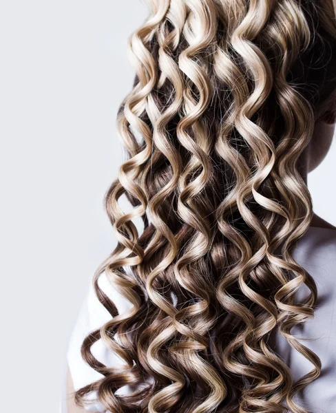 Kolunda kıvırcık sarışın saç teli — Stok fotoğraf