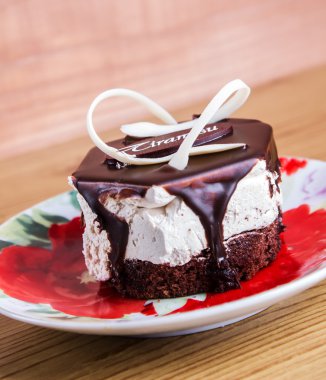 Çikolatalı tiramisu güzel etiketli dekore edilmiş