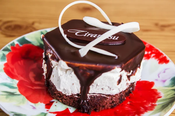 Tiramisu de chocolate decorado bem rotulado — Fotografia de Stock