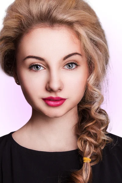 genç güzel kız portresi. moda fotoğraf