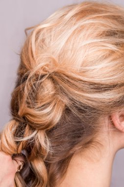 Kolunda kıvırcık sarışın saç teli