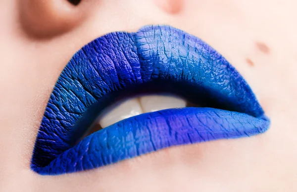 Gros plan de belles lèvres féminines — Photo