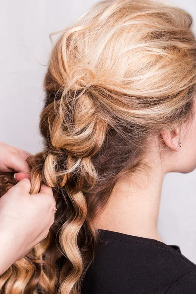 Corda de cabelo louro encaracolado em seu braço — Fotografia de Stock