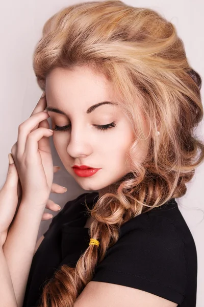 genç güzel kız portresi. moda fotoğraf