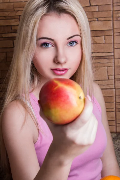 Mooi meisje houdt van Apple. Gezondheid, sport, zomer — Stockfoto