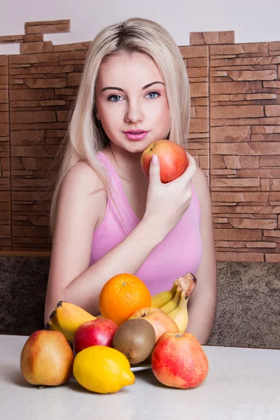 Hermosa chica sosteniendo Apple. Salud, deporte, verano —  Fotos de Stock