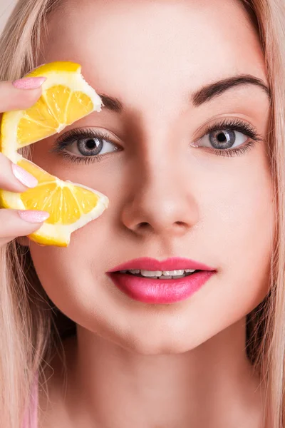 Hermosa mujer sosteniendo limón fresco —  Fotos de Stock