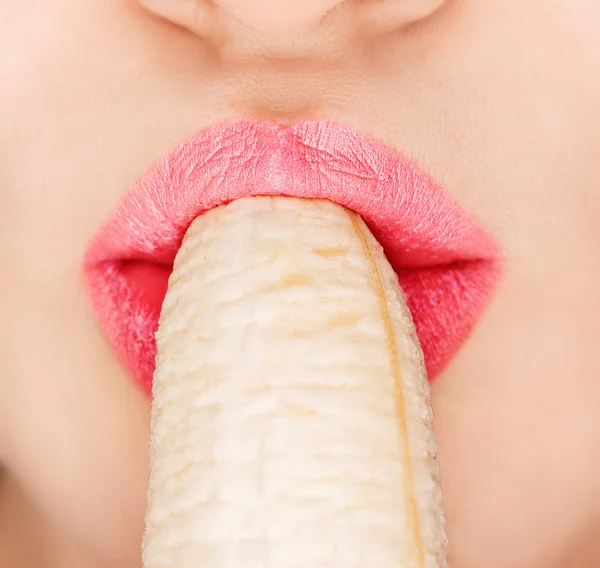 Сексуальная женщина ест банан — стоковое фото