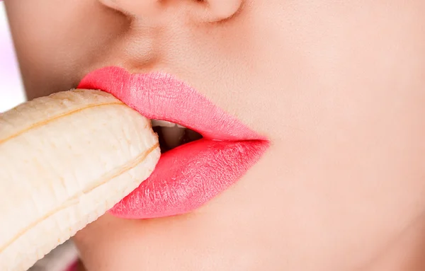 Seksi kadın yeme muz