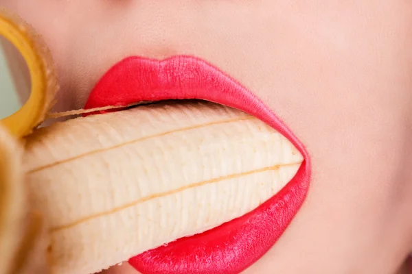 Seksi kadın yeme muz