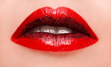 Glamour moda parlak pembe dudakları parlak altın bir parıltı ile makyaj.