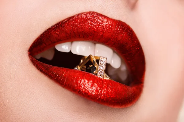 Vackra röda glansiga läppar, makro närbildsfotografering — Stockfoto