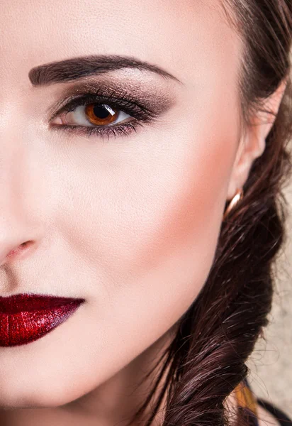 Portret van mooie sensuele vrouw met elegante kapsel. perfecte make-up. mode foto — Stockfoto