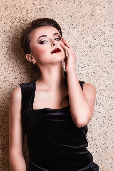 Porträtt av vacker Sensuell kvinna med elegant frisyr. perfekt makeup. mode foto — Stockfoto