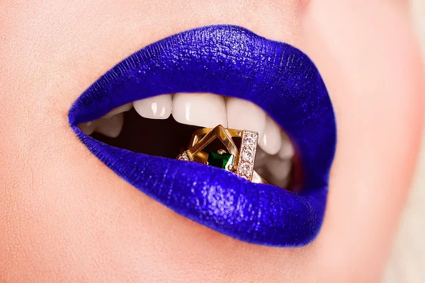 Güzel kadının dudakları parlak moda koyu kırmızı parlak makyaj ile close-up. Makro lipgloss kiraz makyaj. Ağız ile Altın Pırlanta Alyans