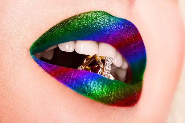 Gros plan sur les lèvres de la belle femme avec un maquillage brillant rouge foncé de mode. Macro maquillage cerise rouge à lèvres. Bouche avec bague diamant en or de mariage — Photo