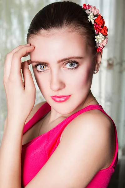 Portrait d'une belle femme blonde avec des fleurs dans les cheveux — Photo