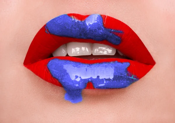 tutkulu kırmızı parlak dudaklar