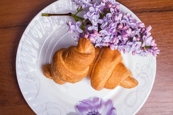 อาหารเช้าโรแมนติกกับ croissants — ภาพถ่ายสต็อก