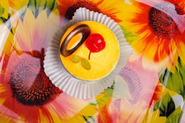 arka plan dolu renkli kekler ve tatlılar