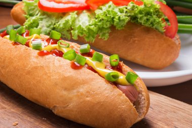 Tüm aile için lezzetli sosisli sandviç