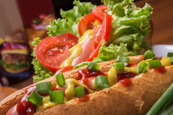 Tüm aile için lezzetli sosisli sandviç