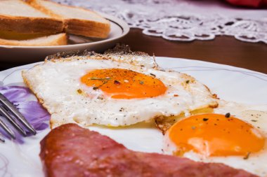 sahanda yumurta ve domuz pastırması