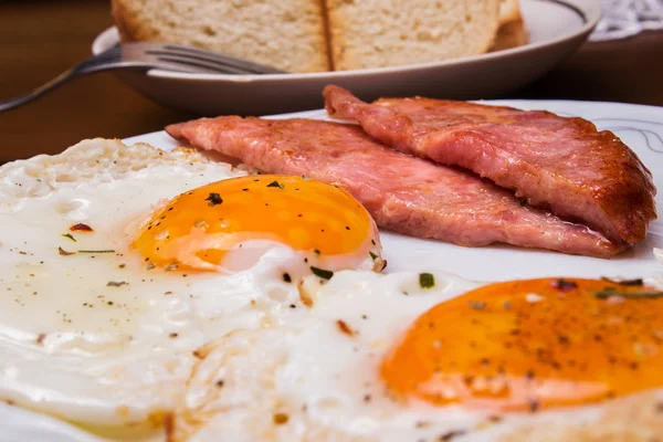 Fried egg and bacon for breakfast for a loved one — Stock Photo, Image