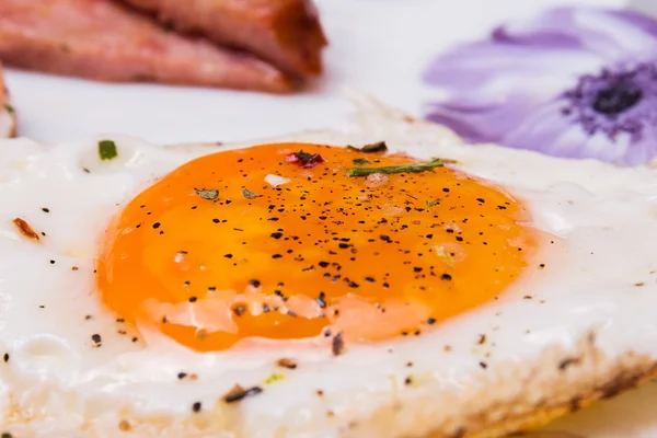 Fried egg and bacon for breakfast for a loved one — Stock Photo, Image