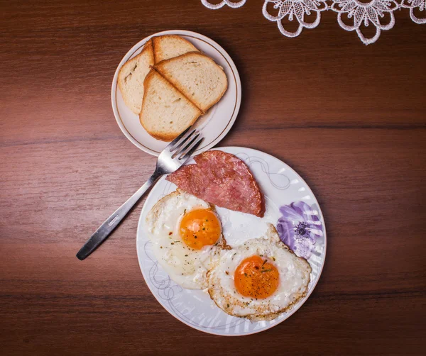 Fried egg and bacon for breakfast for a loved one — Stock Photo, Image