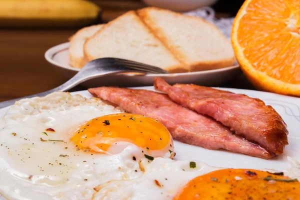 Fried egg and bacon for breakfast for a loved one — Stock Photo, Image
