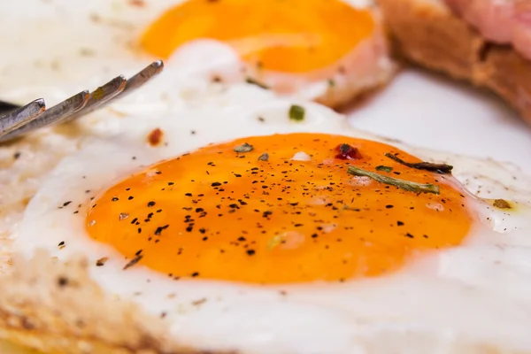 Stekt ägg och bacon till frukost för en nära anhörig — Stockfoto