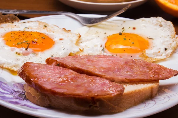 Fried egg and bacon for breakfast for a loved one — Stock Photo, Image