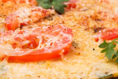 Karnabahar, domates, taze otlar ve peynirli omlet