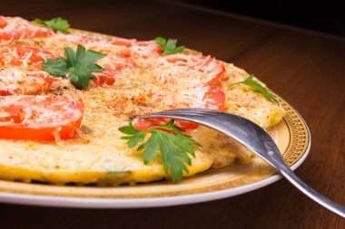 Karnabahar, domates, taze otlar ve peynirli omlet