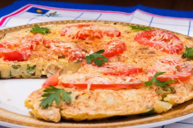 Karnabahar, domates, taze otlar ve peynirli omlet