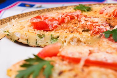 Karnabahar, domates, taze otlar ve peynirli omlet