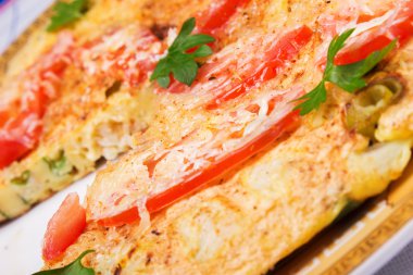 Karnabahar, domates, taze otlar ve peynirli omlet