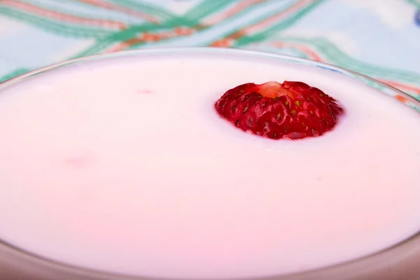 Yogurt with fresh strawberries — Stock Photo, Image