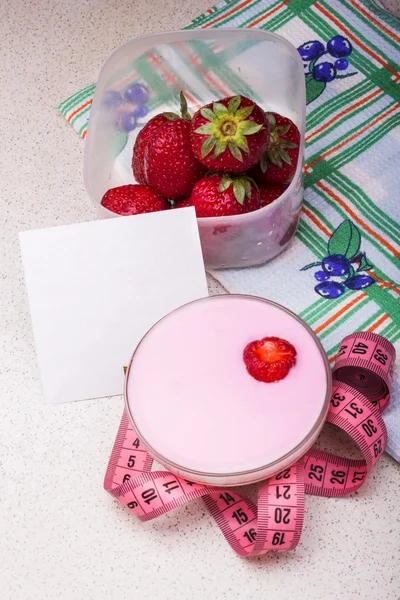 Yoghurt met verse aardbeien — Stockfoto