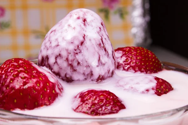 Strawberry with cream — Stock Photo, Image