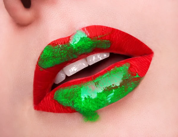 Leidenschaftliche rote, glänzende Lippen — Stockfoto