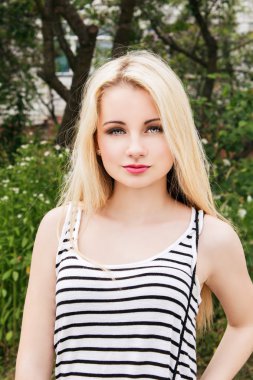 Güzel kız açık havada bahar