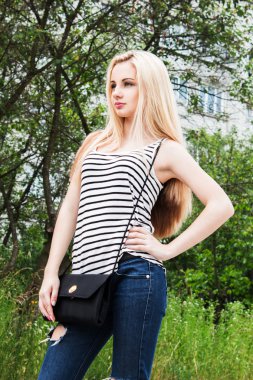 Güzel kız açık havada bahar