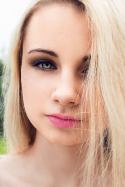 Güzel kız açık havada bahar