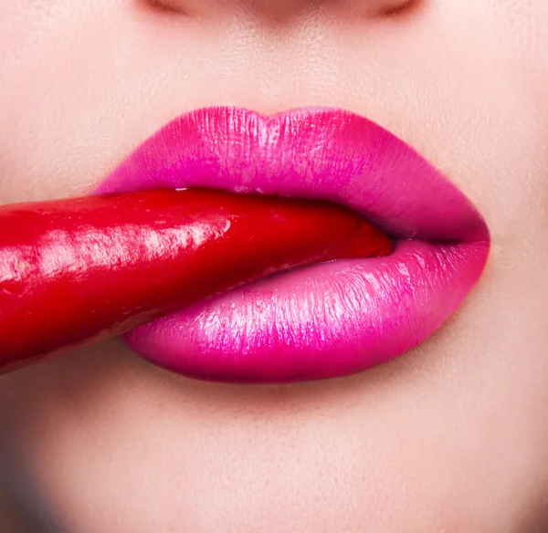 Cadılar Bayramı makyaj. İfade rock tarzı dudak makyaj tarihlerde bir vampir, karanlık romantik. Moda bakmak, glitter, çok renkli, yumuşak odak